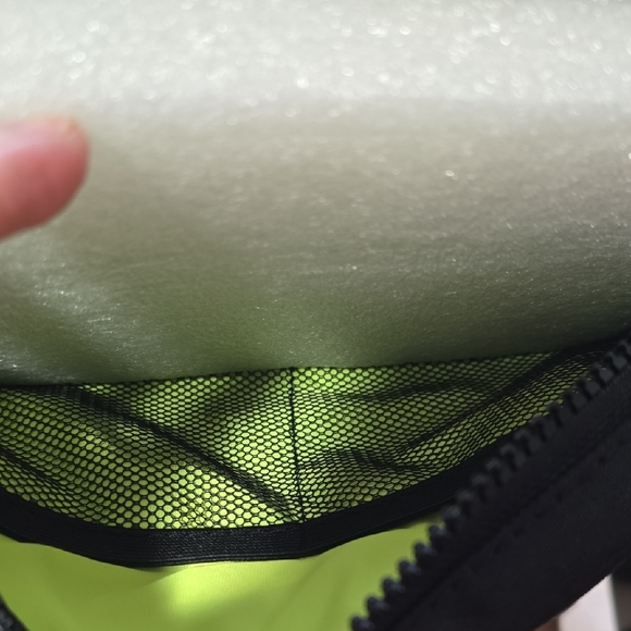 Zyia Active NWT Black Crossbody Bag - Picture 3 of 6